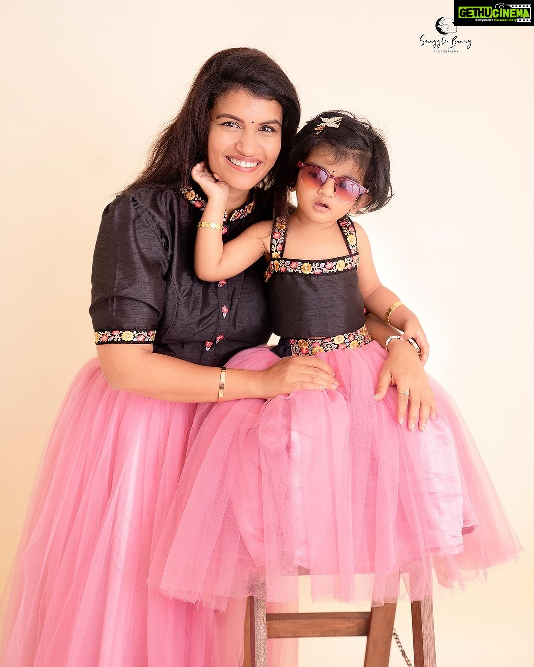 Sridevi Ashok Instagram - Birthday photoshoot for @sitara_chintala Photography: @snugglebunnyphotography Combo dress : @io__fashion #srideviashok #birthdayphotoshoot #momanddaughter #momanddaughterdress #combodress Chennai, India