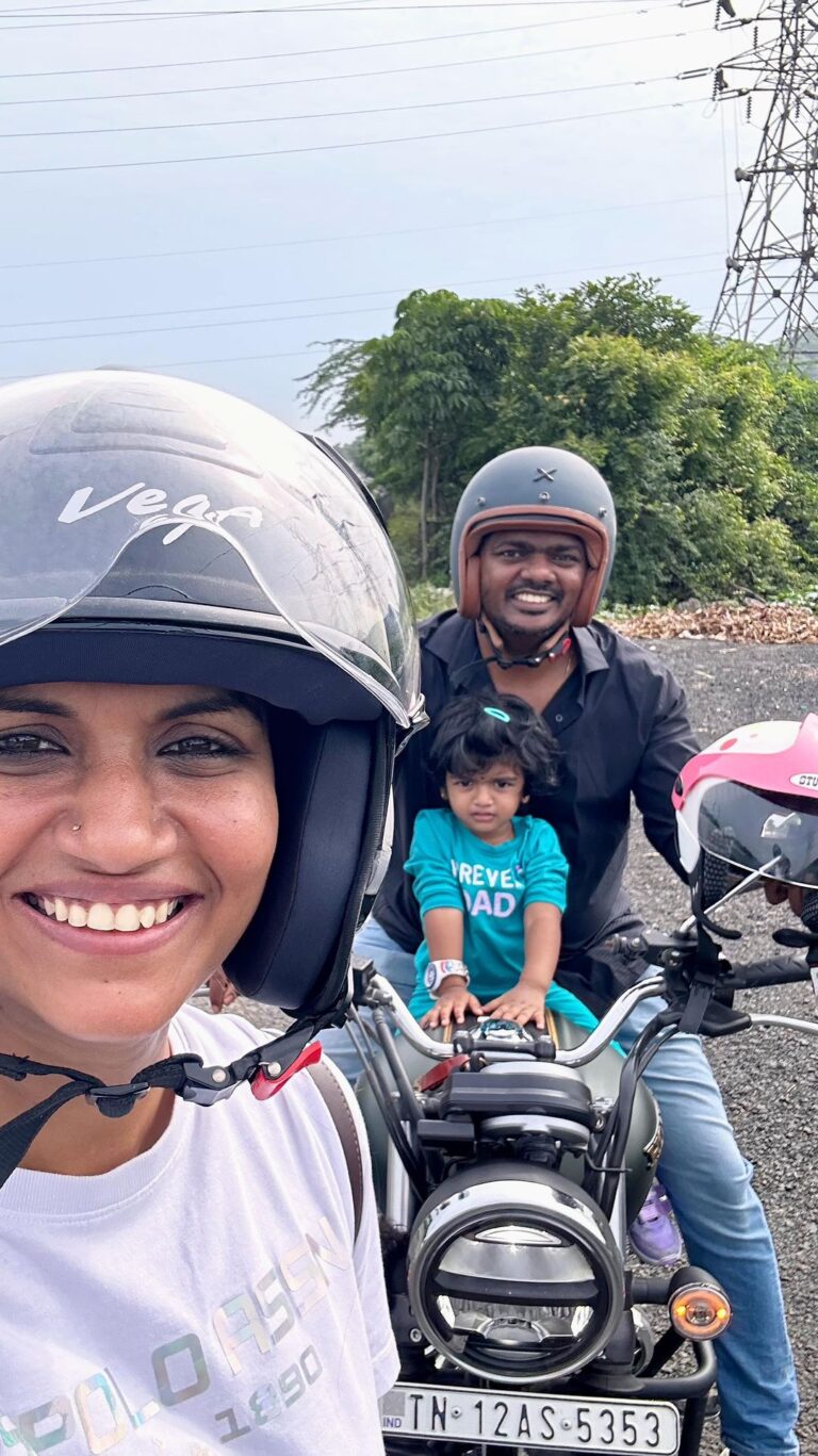 Sridevi Ashok Instagram - Happy Sunday 🥰❤️🤗🫶 “People are weird. When we find someone with a weirdness that is compatible with ours, we team up and call it love” @karthikgkrish @worldofsiddharth #srideviashok #insta360 #insta360x3 #bikeride #hondahighness #hondahighnesscb350 #bigwingindia #nira #takkar