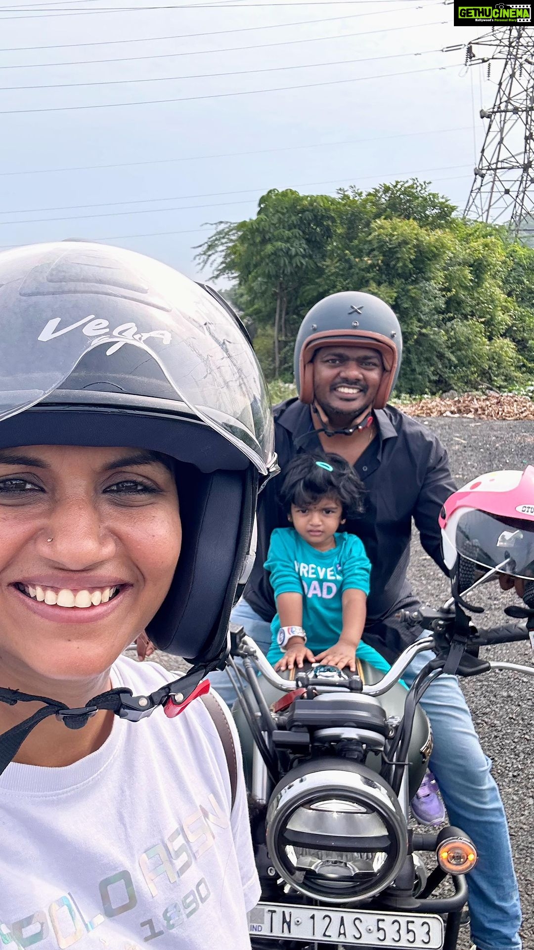 Sridevi Ashok Instagram - Happy Sunday 🥰❤️🤗🫶 “People are weird. When we find someone with a weirdness that is compatible with ours, we team up and call it love” @karthikgkrish @worldofsiddharth #srideviashok #insta360 #insta360x3 #bikeride #hondahighness #hondahighnesscb350 #bigwingindia #nira #takkar