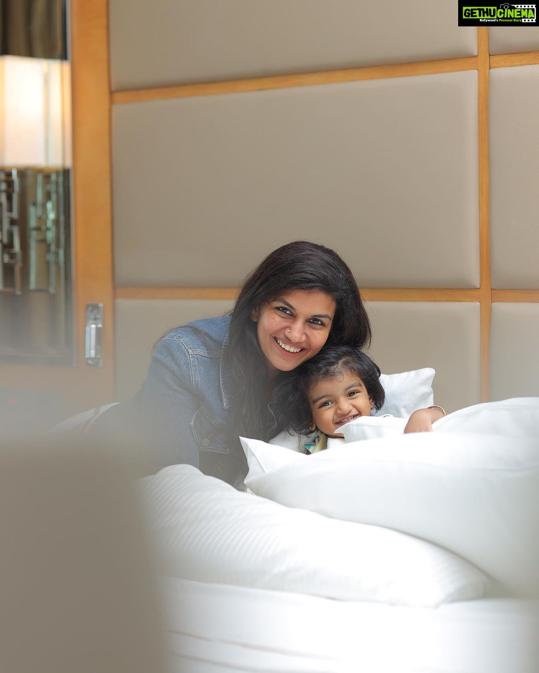 Sridevi Ashok Instagram - That’s our Sunday family time …🥰❤️ @ashok_chintala @sitara_chintala #srideviashok #familytime #familyphotography #westinchennai #couplegoals #fashionstyle #fashionblogger #fashionable #chennaiinfluencer #westin #marriottbonvoy #marriott The Westin Chennai Velachery