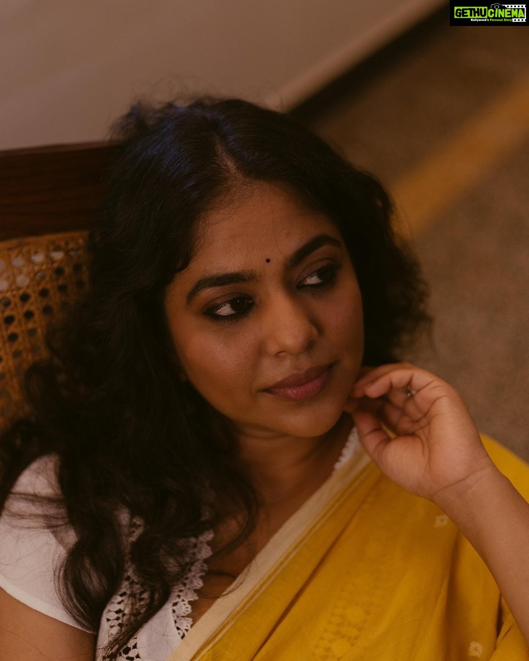 Srinda Instagram - Summer afternoon with @srindaa 🍂 . Wearing the softest saree from @the_urban_doe Hair and make up by @zara___makeover