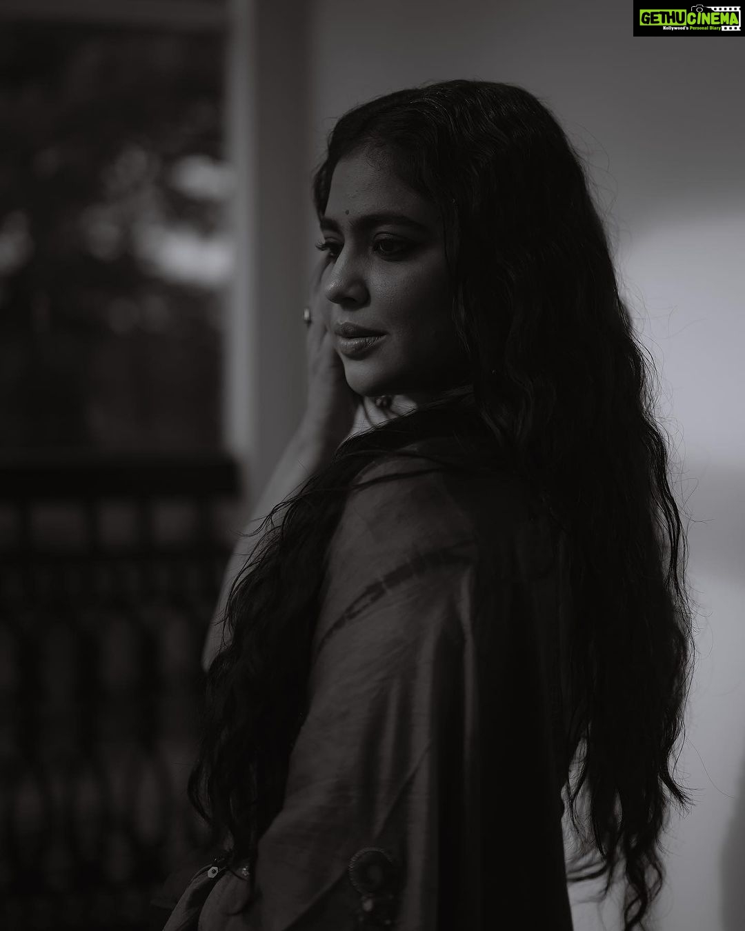 Srinda Instagram - Saree @medha.in Hmua by @unnips shot by @parvathy.prasad_ Location @azora.hotels