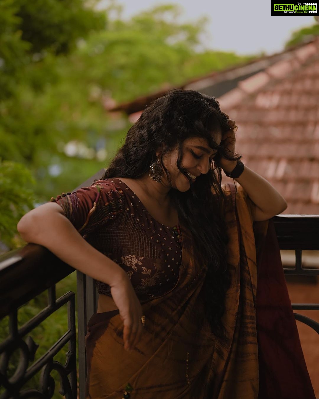 Srinda Instagram - Saree @medha.in Hmua by @unnips shot by @parvathy.prasad_ Location @azora.hotels