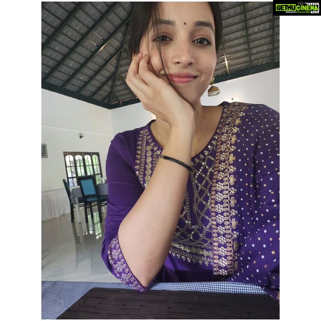 Srinidhi Ramesh Shetty Instagram - That's my 'waiting for the food' face 🫡🍛🪻