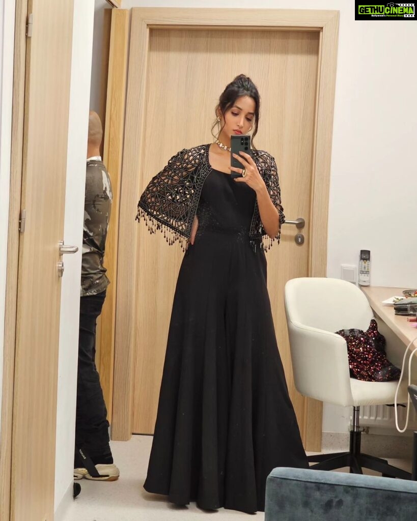 Srinidhi Ramesh Shetty Instagram - So it's a tiny tidy tuesday n while decluttering, I found some random mirror selfies in my gallery🙈 I wonder why was I clicking them though😅🤷🏻‍♀ Are you one of those ppl too who click pictures but never upload or share anything anywhere🤭🤷🏻‍♀ PS : The last pic, it's just me being the happiest😅🐒