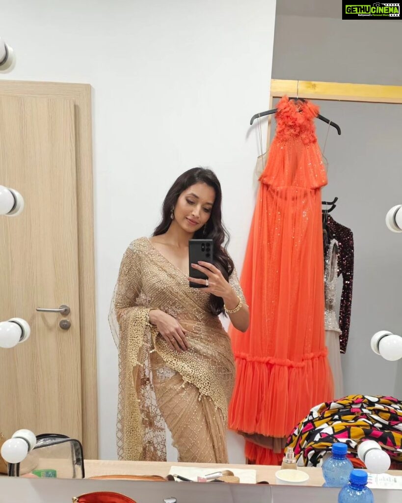 Srinidhi Ramesh Shetty Instagram - So it's a tiny tidy tuesday n while decluttering, I found some random mirror selfies in my gallery🙈 I wonder why was I clicking them though😅🤷🏻‍♀️ Are you one of those ppl too who click pictures but never upload or share anything anywhere🤭🤷🏻‍♀️ PS : The last pic, it's just me being the happiest😅🐒