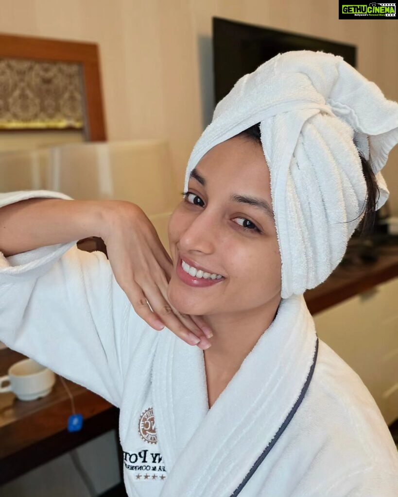 Srinidhi Ramesh Shetty Instagram - Alll my loveee to my nearest n dearestttt 🤍🌸 PS: additional happiness when it's a no makeup day 🫠