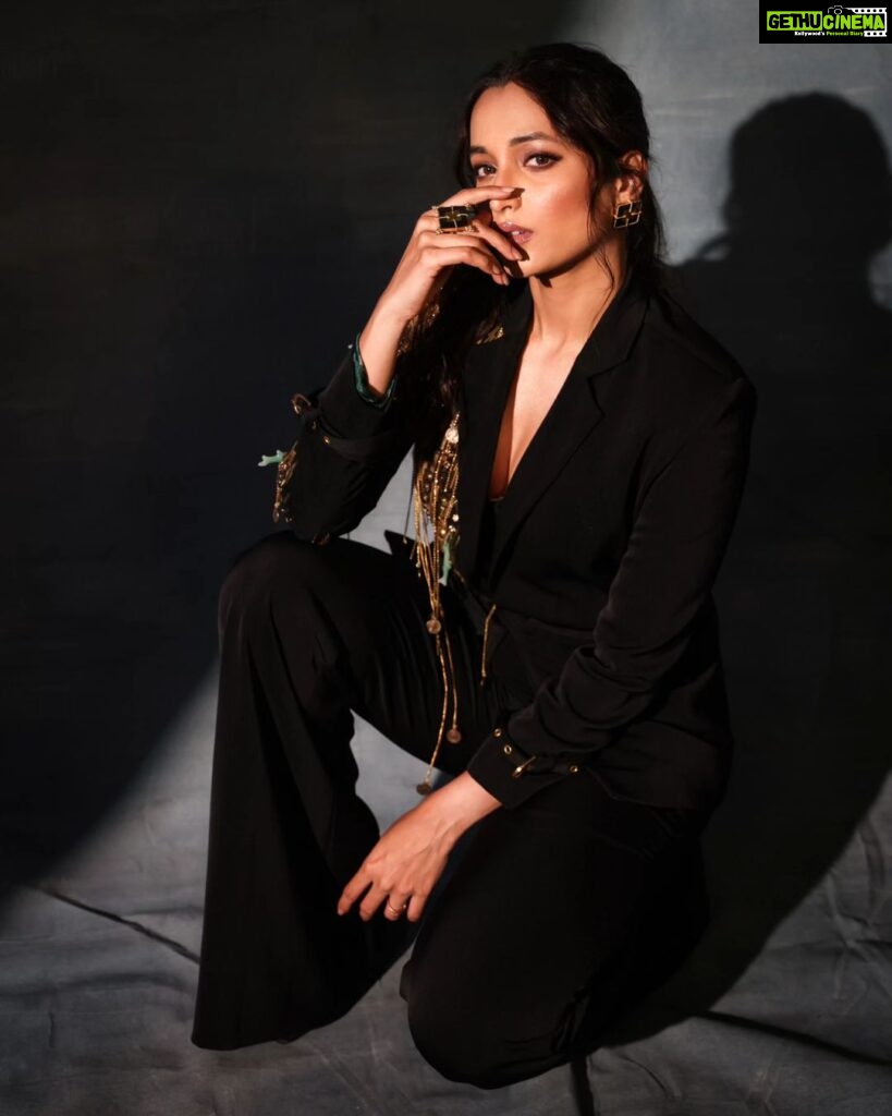Srinidhi Ramesh Shetty Instagram - Black and a little bit of sparkle ✨️can never go wrong 🖤 Outfit @nikitamhaisalkar Makeup @ayeshasethstudio Hair @0hmygosh_josh Accessories @sataara19 @bharatg18 Pictures @rt_studioz Venue Partner @thelalitmumbai @livafashionin @missdivaorg Don’t forget to watch the Grand Finale of LIVA Miss Diva 2023 on 9th Sep only on @officialjiocinema , our exclusive streaming partner ✨ #LIVAMissDiva2023 #GrandFinale ✨️