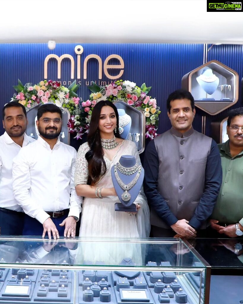 Srinidhi Ramesh Shetty Instagram - Congratulationsss @malabargoldanddiamonds ✨ Yet another enhanced ambiance & a beautiful experience store, Marathahalli in our very own Namma Bengaluru 🌸🤍 And to my lovely people, thank you for being there ✨ meeting u all made me truly happy 🤍