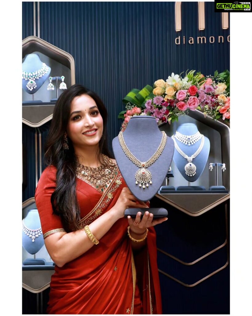 Srinidhi Ramesh Shetty Instagram - At the grand relaunch of Malabar Gold & Diamonds store - thrilled & overjoyed!! Thank you, Kalaburagi, for all the loveee 🌸🤍 @malabargoldanddiamonds ✨️