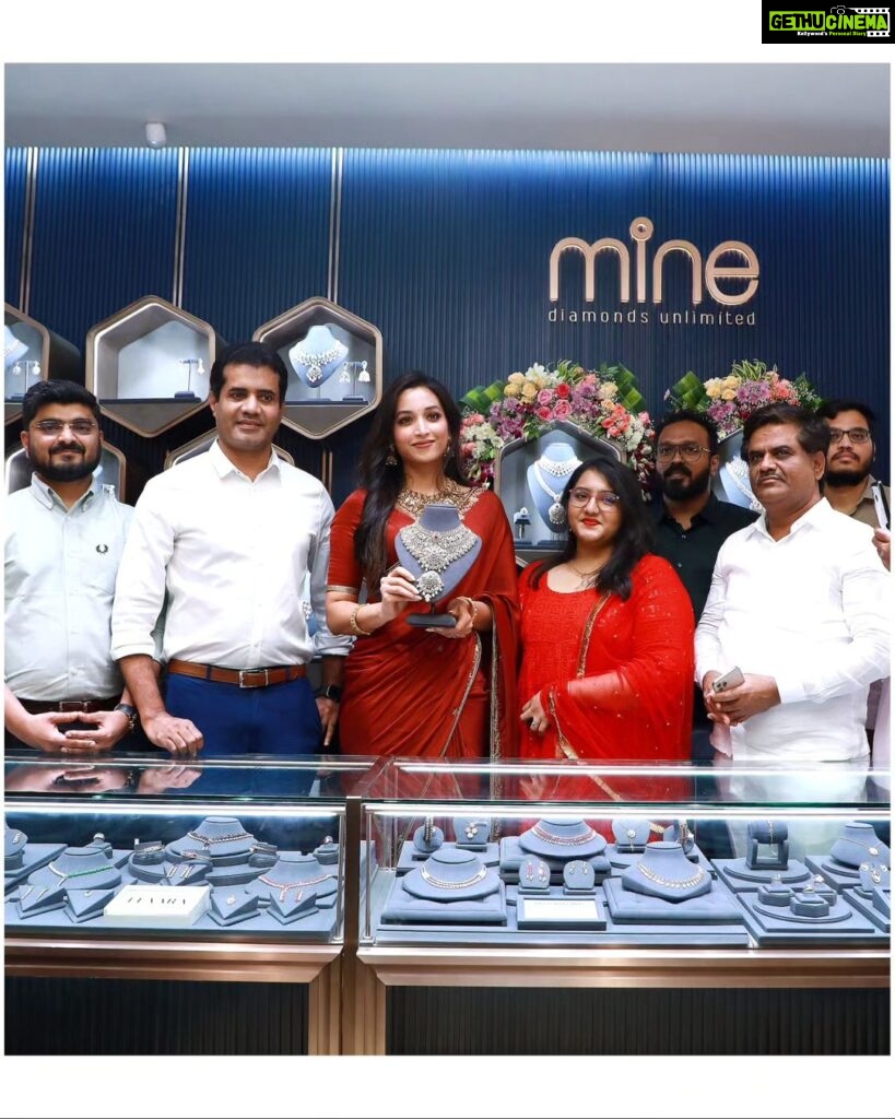 Srinidhi Ramesh Shetty Instagram - At the grand relaunch of Malabar Gold & Diamonds store - thrilled & overjoyed!! Thank you, Kalaburagi, for all the loveee 🌸🤍 @malabargoldanddiamonds ✨️