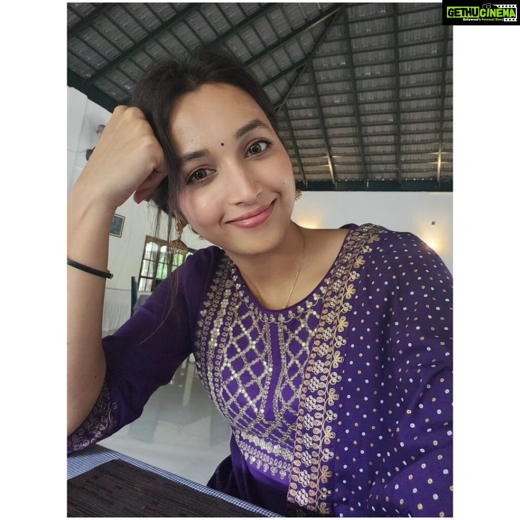Srinidhi Ramesh Shetty Instagram - That's my 'waiting for the food' face 🫡🍛🪻