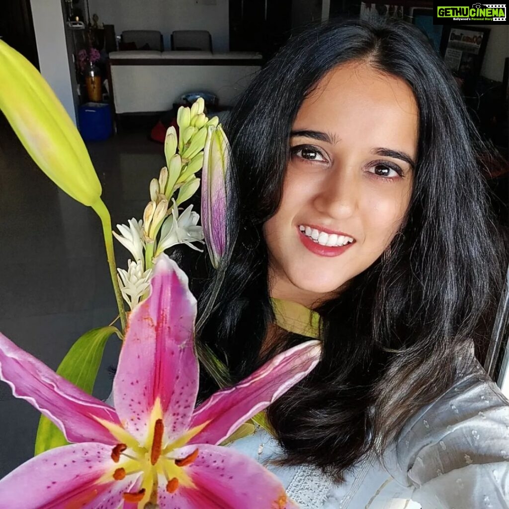 Sriranjani Sundaram Instagram - #ADULTING When you put fresh flowers in a vase and their bloom makes you smile! Am i growing up or what?! ;) #daylillies #vaseblooms