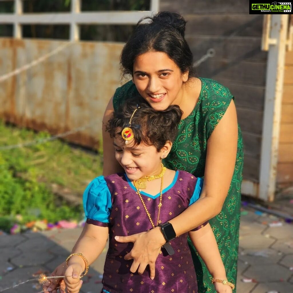 Sriranjani Sundaram Instagram - Light, Love and Laughter #deepavali2022 இனிய தீபாவளி நல்வாழ்த்துக்கள் - Amit, Sri, Veda