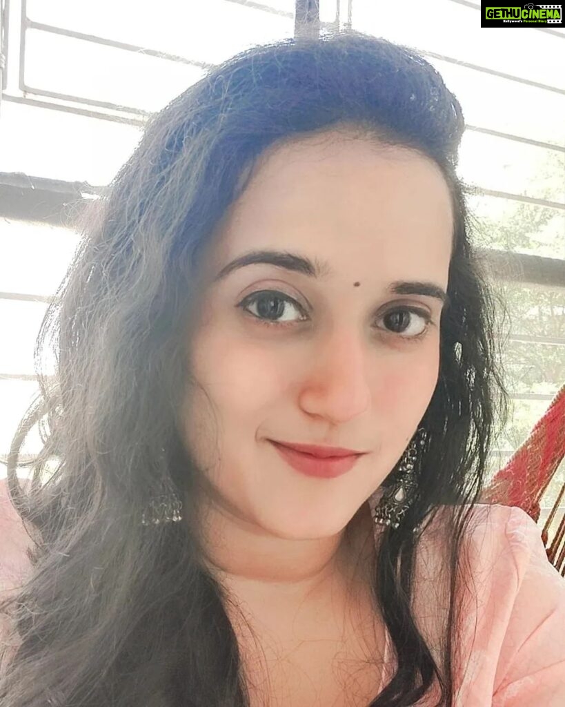 Sriranjani Sundaram Instagram - I've been slightly under the weather for the last couple of days but the first chance i got, i decided to dress up and put on some lipstick and liner. And yes, get some sun! Apparently our lifestyle makes us Vitamin D deficient and just 15-20 mins in the sun can add a ton of goodness. Chennai la sun ku panjam illa. Naama kanjamaa illena sari ;) sorry for the punch-um !!! #getsomesun #feelgoodlookgood