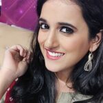 Sriranjani Sundaram Instagram - Something really happy happened last night. Well actually, shoot went past 12 so technically this morning... Can't wait to share it with y'all 😘😘😘 #lovemusic #singersofinstagram