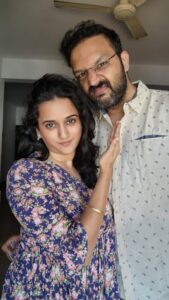 Sriranjani Sundaram Instagram - Idhu dhaan en rough and tough aana Kannadathu Paingili :) #ruggedboy #ruggedparrot 

P.S: pls note the clothes folding lakshanam