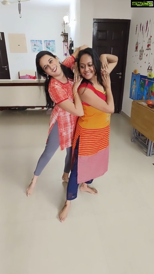 Sriranjani Sundaram Instagram - When #workingmoms must also work towards #childrensday celebrations :) Dance rehearsals with childhood friends be like... @vickivaish @realamitbhargav paathuko!