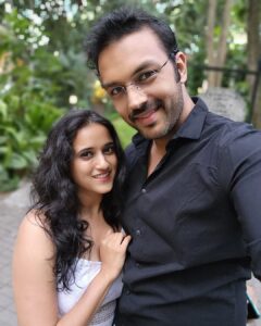 Sriranjani Sundaram Instagram - Dear handsome hubs @realamitbhargav 
Writing love letters is not new for us, but doing it on insta def is! #cheapthrills 

#sixandcounting here's six big thank yous! 

For putting up with my kitchen fails 
For your consideration and support towards my career and dreams
For being an absolute rock and an ideal partner in parenting 
For pushing me to be better and do better
For not letting either of us lose sight of who we are and what we want to be
For being a die hard romantic and always putting a smile on my face

Mmmmuuuuahhhh!

#sixthanniversary