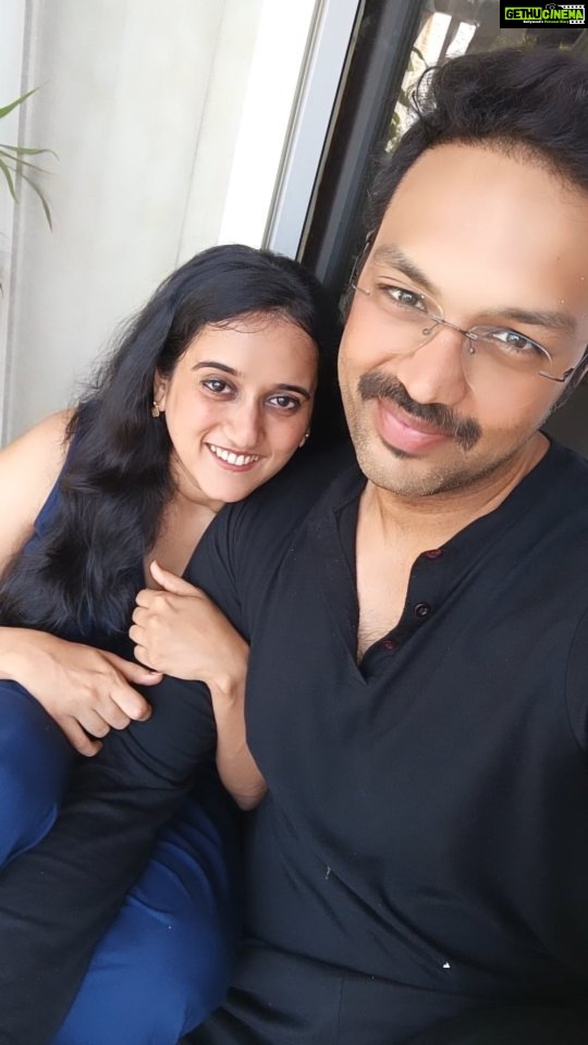 Sriranjani Sundaram Instagram - So many things i love about my wife that i made a song about it. 😆😆😝 #husbandwife #amitbhargav #sriranjani