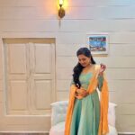 Srushti Dange Instagram - About to head out 👜🦋 @swethaindiranstylist @sindira_by_swethaindiran @vishaa_hairandmakeup @layamakeupartistry