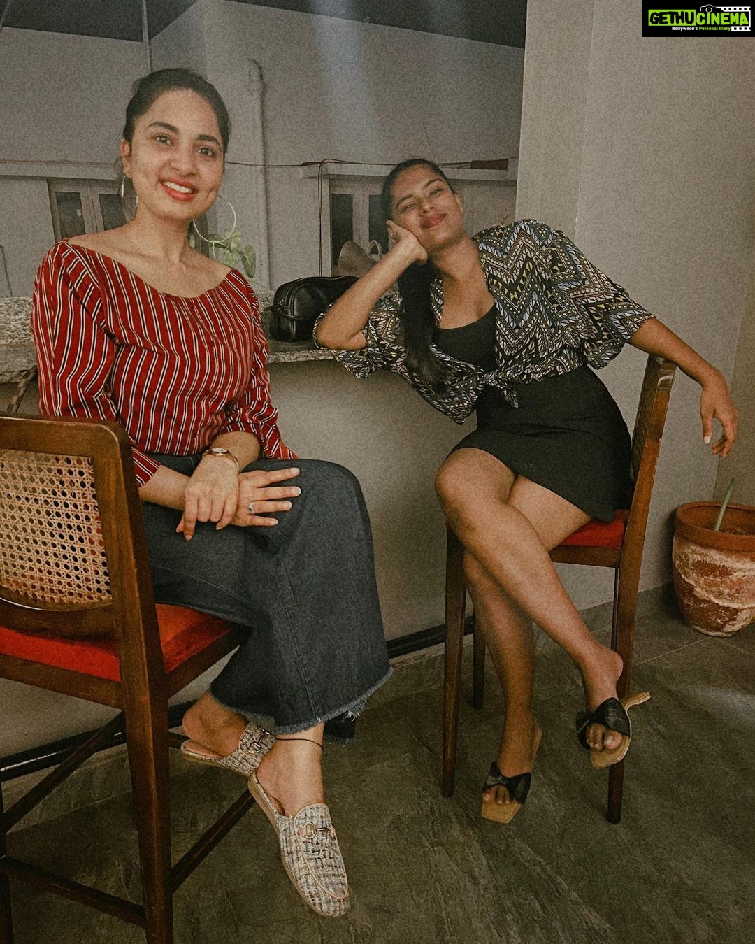 Srushti Dange Instagram - Weβre such a βlook at the sunset π
& look at the moon πβ kinda Girls π―ββοΈ Coffee date with @puraniii
