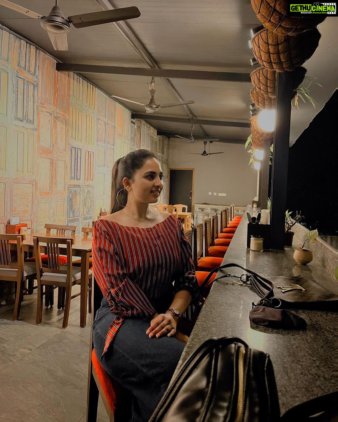 Srushti Dange Instagram - Weβre such a βlook at the sunset π
& look at the moon πβ kinda Girls π―ββοΈ Coffee date with @puraniii