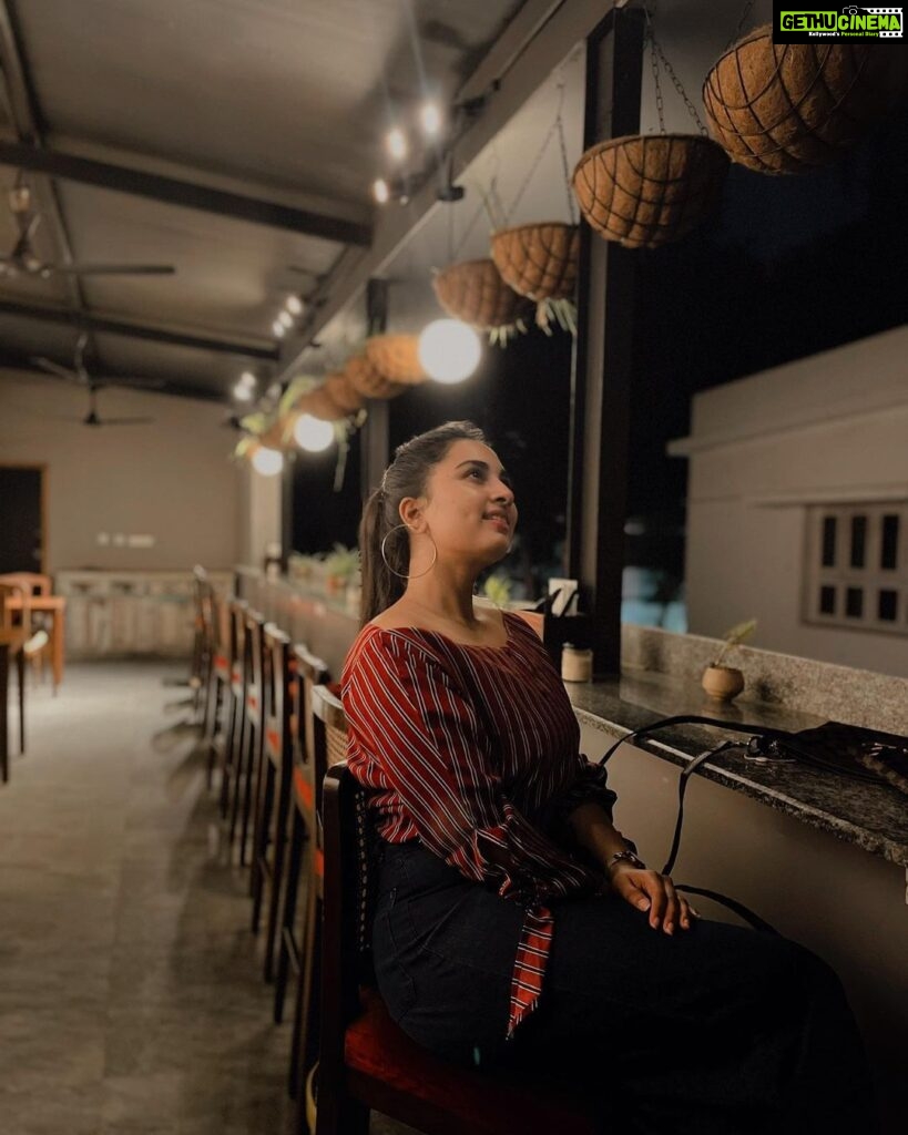 Srushti Dange Instagram - We’re such a “look at the sunset 🌅 & look at the moon 🌙“ kinda Girls 👯‍♀️ Coffee date with @puraniii