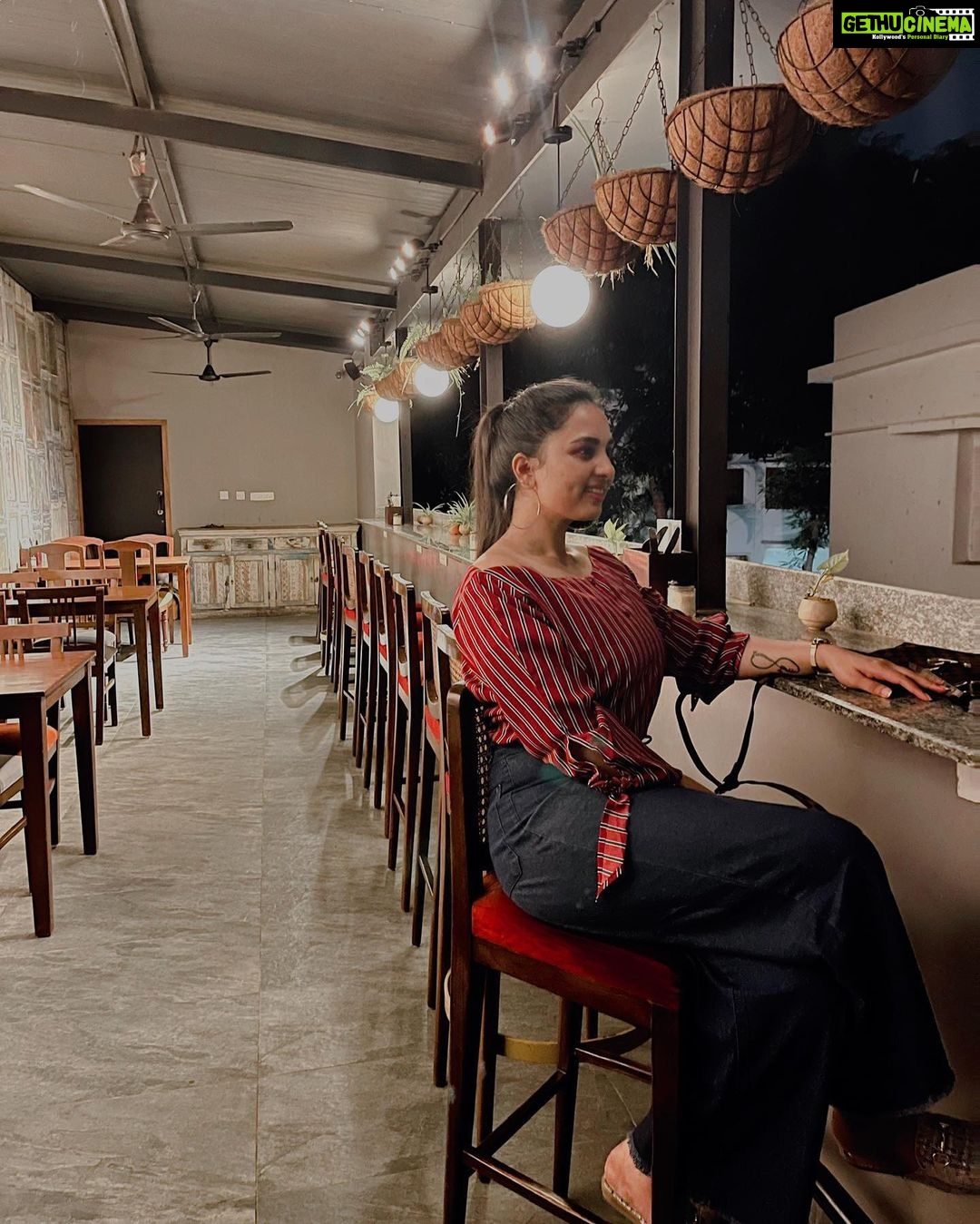 Srushti Dange Instagram - Weβre such a βlook at the sunset π
& look at the moon πβ kinda Girls π―ββοΈ Coffee date with @puraniii