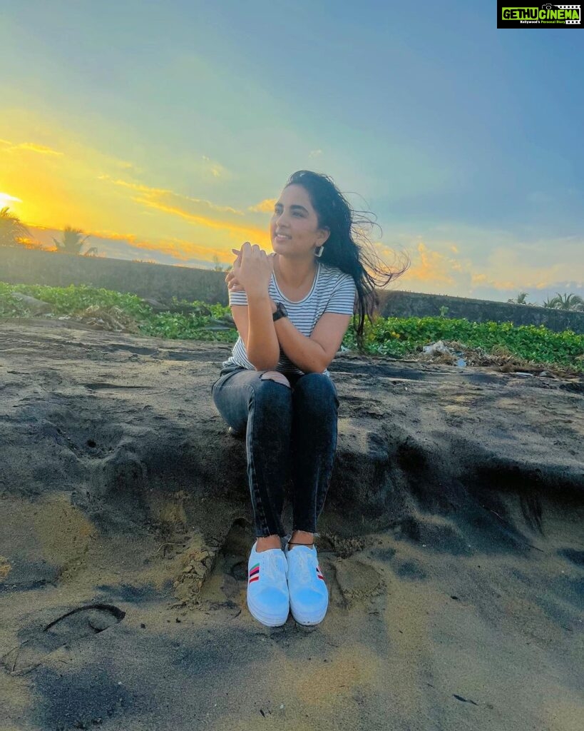 Srushti Dange Instagram - Mentally at the beach 🏖️ 🌊☀️ but in my case physically too 🙃🌤️🌈🫧☔️