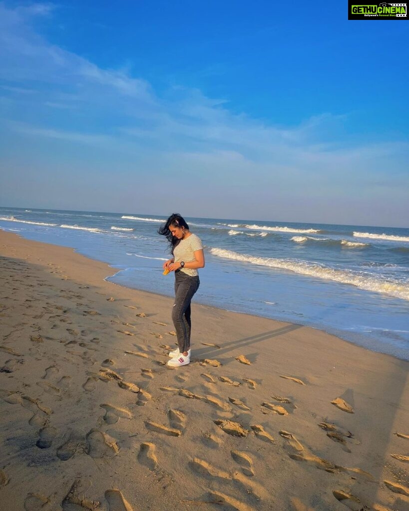 Srushti Dange Instagram - Mentally at the beach 🏖️ 🌊☀️ but in my case physically too 🙃🌤️🌈🫧☔️
