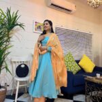 Srushti Dange Instagram - About to head out 👜🦋 @swethaindiranstylist @sindira_by_swethaindiran @vishaa_hairandmakeup @layamakeupartistry