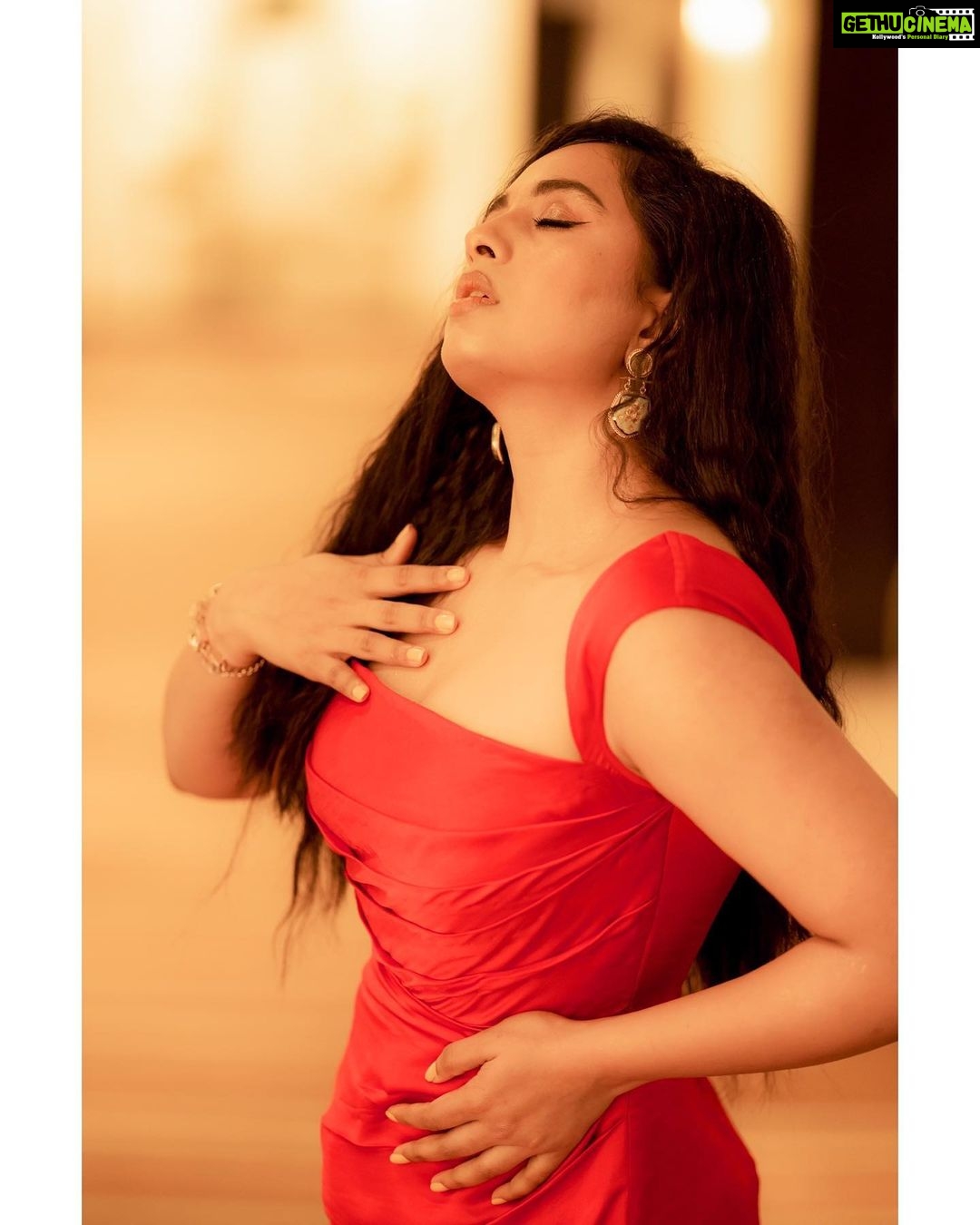 Srushti Dange Instagram - God bless this hot mess π Designed @sindira_by_swethaindiran Styled @swethaindiranstylist Makeup @hairandmakeupbynive Hairdo @mohan.hairstylist Photographer @camerasenthil #srushtidange #like4like #travel #instagram #style #summer #srushti #fitness #food #fun #srushtiidange #beauty #instalike #smile #cookuwithcomali #music #ootd #instamood #cwc #cookwithcomali #cookwithcomali4 #cookwithcomaliseason4