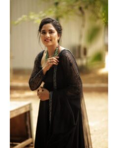 Srushti Dange Instagram - They say black is beauty ♠️ Designer @sindira_by_swethaindiran Styled by @swethaindiranstylist Makeup by @hairandmakeupbynive Hairdo by @vishaa_hairandmakeup Photographer by @shotsbyuv @sat_narain #cute #srushtidange #like4like #travel #instagram #style #summer #srushti #fitness #food #fun #srushtiidange #beauty #instalike #smile #cookuwithcomali #music #ootd #instamood #cwc #cookwithcomali #cookwithcomali4 #cookwithcomaliseason4