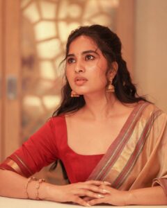 Srushti Dange Instagram - Heads up ❣️

Styled by @swethaindiranstylist 
MUA by @makeup_by_kez 
Photographer @camerasenthil