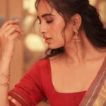 Srushti Dange Instagram – Heads up ❣️

Styled by @swethaindiranstylist 
MUA by @makeup_by_kez 
Photographer @camerasenthil