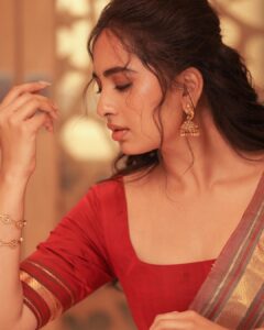 Srushti Dange Instagram - Heads up ❣️

Styled by @swethaindiranstylist 
MUA by @makeup_by_kez 
Photographer @camerasenthil