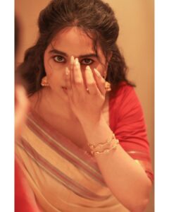 Srushti Dange Instagram - Heads up ❣️

Styled by @swethaindiranstylist 
MUA by @makeup_by_kez 
Photographer @camerasenthil