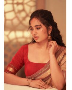 Srushti Dange Instagram - Heads up ❣️

Styled by @swethaindiranstylist 
MUA by @makeup_by_kez 
Photographer @camerasenthil