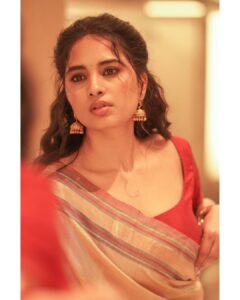 Srushti Dange Instagram - Heads up ❣️

Styled by @swethaindiranstylist 
MUA by @makeup_by_kez 
Photographer @camerasenthil