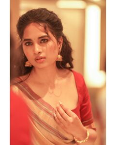 Srushti Dange Instagram - Heads up ❣️ Styled by @swethaindiranstylist MUA by @makeup_by_kez Photographer @camerasenthil