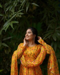 Srushti Dange Instagram - yellawesome 🌞🌼🍃 @joycrizildaa @makeup_by_kez @camerasenthil @tivriclothing