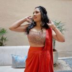 Srushti Dange Instagram - How’s the view ? @swethaindiranstylist X @sindira_by_swethaindiran X @arupre_makeup_artist