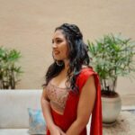 Srushti Dange Instagram - How’s the view ? @swethaindiranstylist X @sindira_by_swethaindiran X @arupre_makeup_artist