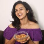 Sruthi Hariharan Instagram - Almonds are my go-to-snack when it comes to staying active throughout and enhancing my skin health #healthysnacking #almonds #paidpartnership #collab