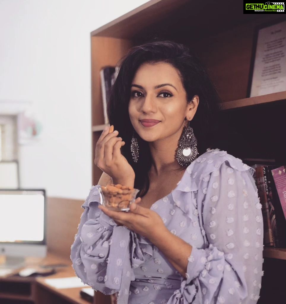 Sruthi Hariharan Instagram - As an actor, it is important for me to stay active, which is why I make it a point to indulge in mindful snacking. The one snack I have relied on, in the recent past, is a handful of almonds- daily. They are a healthy source of energy that helps me stay active :) #healthysnacking #almond #paidpartnership #collab