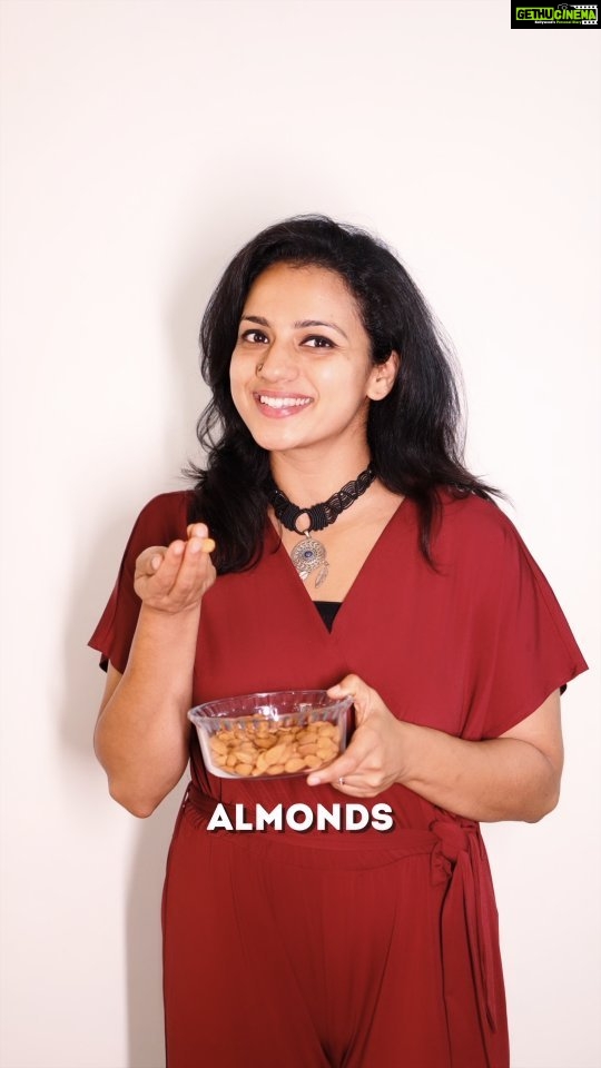 Sruthi Hariharan Instagram - Enhance your skin health naturally by eating a handful of almonds daily :) #healthysnacking #almonds #paidpartnership #collab
