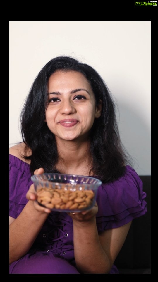 Sruthi Hariharan Instagram - As an actor, I rely on eating almonds daily for enhancing my skin and hair health. #healthysnacking #almonds #paidpartnership #collab