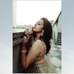 Sruthi Hariharan Instagram - 🧭 Photography: @arriveinart Styled by: @papapants makeup: @shivugowda2011 Hair by : @kammarishivarajchary Video: @vishoi Assisted by : @amishrejith Outfit: @samyakkclothing Crystal Bracelet: @mozaati Jewellery: @kushalsfashionjewellery #dressedup up