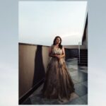 Sruthi Hariharan Instagram - One of those days when we played dress up again 🎖️ Clicked by : @arriveinart Styled by : @papapants Makeup by : @shivugowda2011 Hairstyling by @kammarishivarajchary Outfit from @samyakkclothing Accesories @mozaati @kushalsfashionjewellery #teamwork #prajavanicinesamman